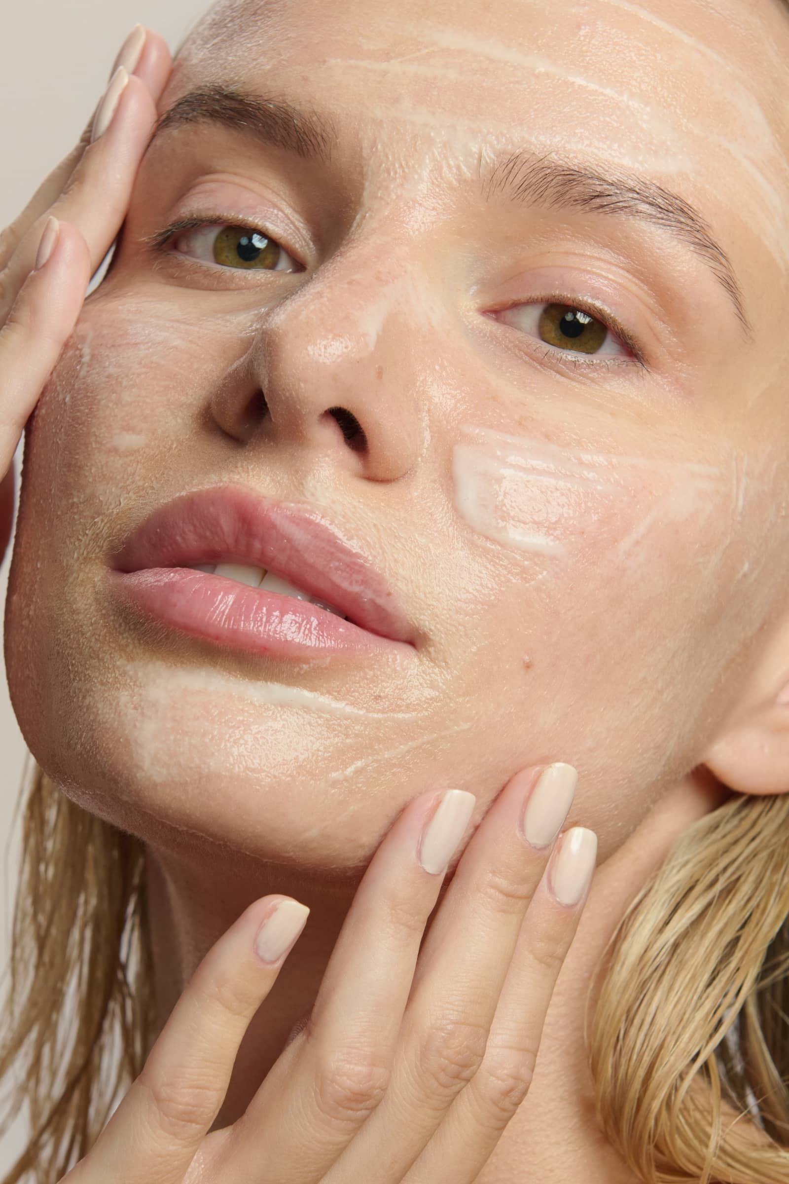 wegańskiej serum z ceramidami, naturalne serum z ceramidami, serum wzmacniające barierę hydrolipidową,  serum odbudowującej barierę, serum przeciwzmarszczkowe z ceramidami, serum odbudowujące z ceramidami, serum z peptydami, serum odżywcze, serum odmładzające, serum z efektem glow, glow serum, serum z efektem tafli, serum peptydowe, serum ceramidowe, esencja do twarzy, esencja z ceramidami, esencja z peptydami, esencja peptydowa, mleczny tonik do twarzy, serum naprawcze, mleczna esencja, nawilżająca esencja