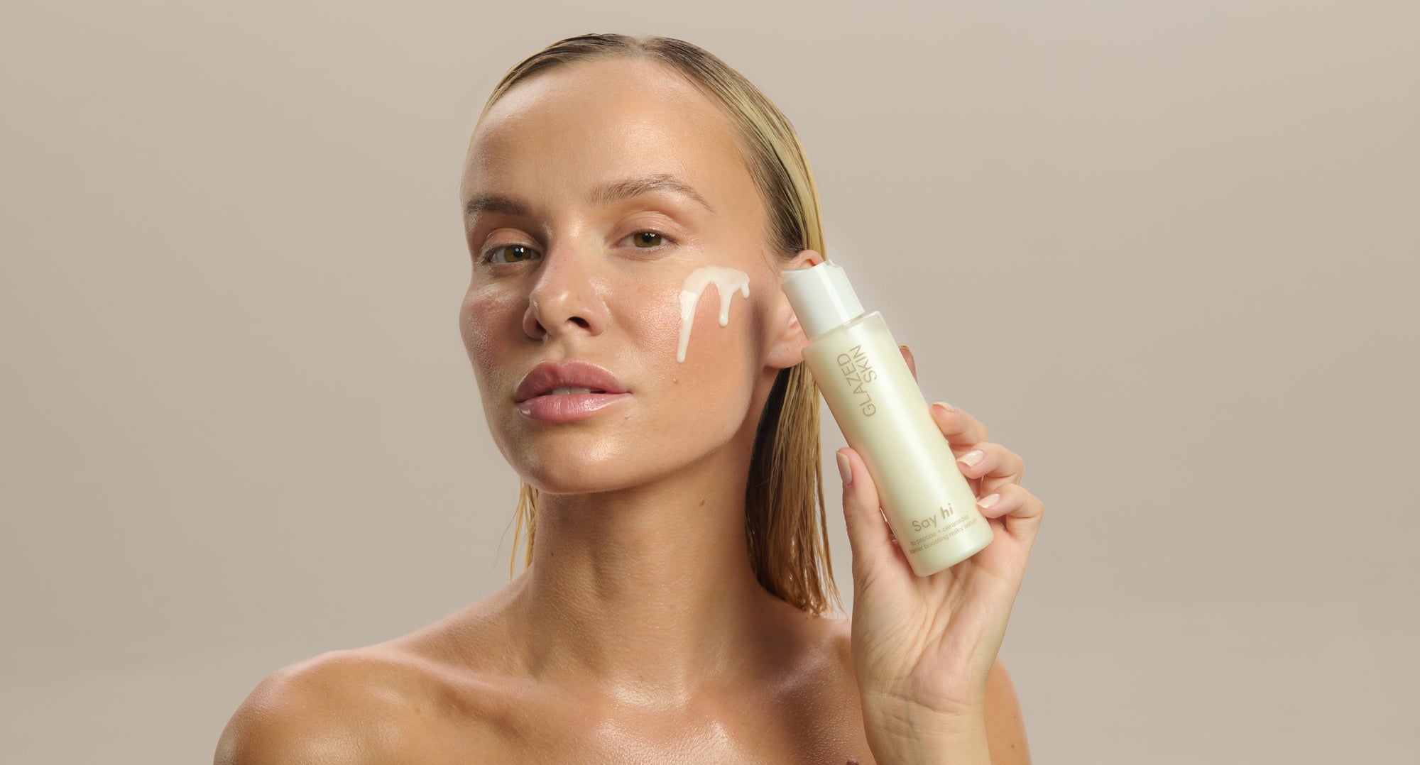 Glazed Skin, wegańskiej serum z ceramidami, naturalne serum z ceramidami, serum wzmacniające barierę hydrolipidową, serum odbudowującej barierę, serum przeciwzmarszczkowe z ceramidami, serum odbudowujące z ceramidami, serum z peptydami, serum odżywcze, serum odmładzające, serum z efektem glow, glow serum, serum z efektem tafli, serum peptydowe, serum ceramidowe, esencja do twarzy, esencja z ceramidami, esencja z peptydami, esencja peptydowa, mleczny tonik do twarzy, serum naprawcze, mleczna esencja, Say hi