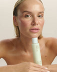 wegańskiej serum z ceramidami, naturalne serum z ceramidami, serum wzmacniające barierę hydrolipidową, serum odbudowującej barierę, serum przeciwzmarszczkowe z ceramidami, serum odbudowujące z ceramidami, serum z peptydami, serum odżywcze, serum odmładzające, serum z efektem glow, glow serum, serum z efektem tafli, serum peptydowe, serum ceramidowe, esencja do twarzy, esencja z ceramidami, esencja z peptydami, esencja peptydowa, mleczny tonik do twarzy, serum naprawcze, mleczna esencja, nawilżająca esencja