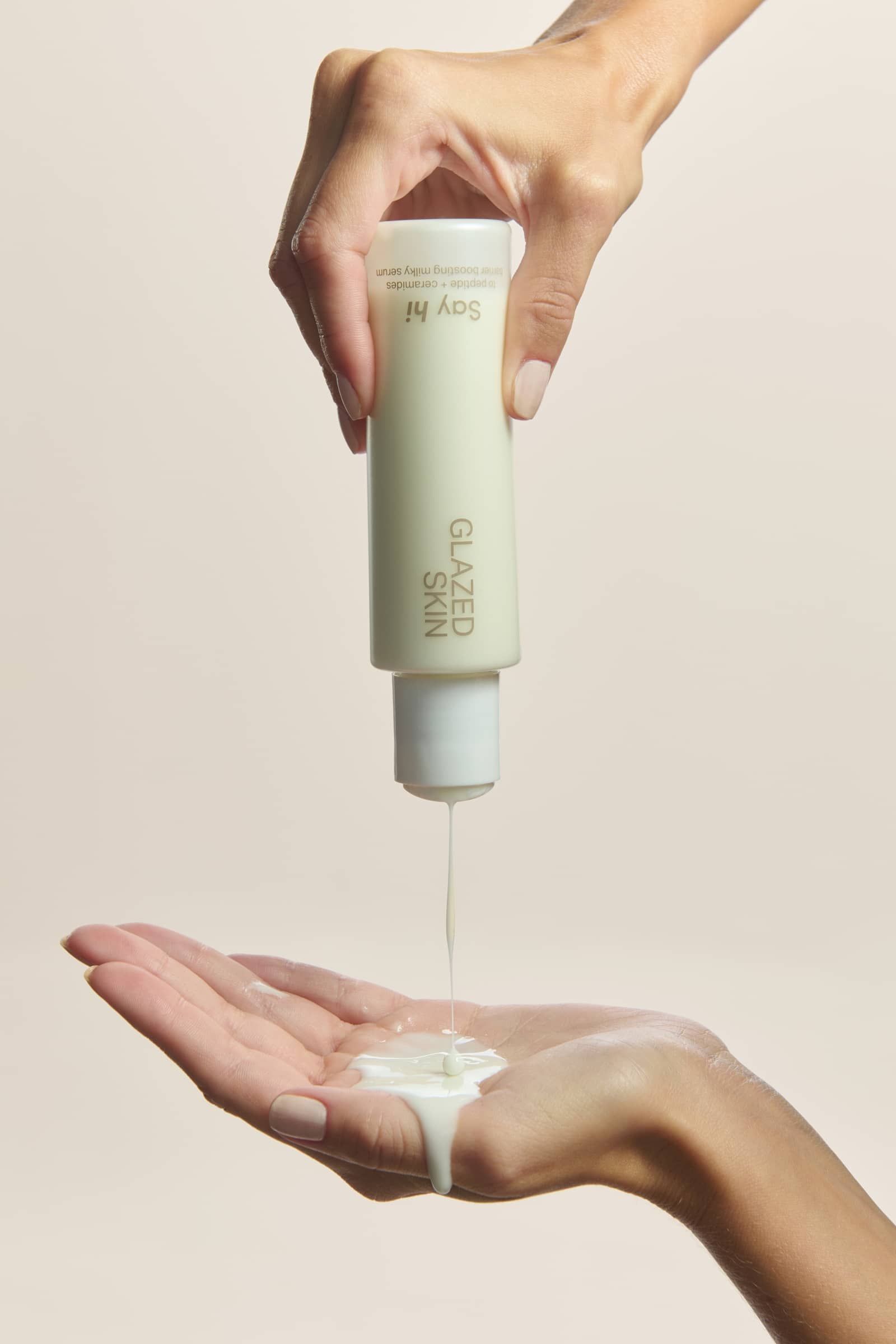 wegańskiej serum z ceramidami, naturalne serum z ceramidami, serum wzmacniające barierę hydrolipidową,  serum odbudowującej barierę, serum przeciwzmarszczkowe z ceramidami, serum odbudowujące z ceramidami, serum z peptydami, serum odżywcze, serum odmładzające, serum z efektem glow, glow serum, serum z efektem tafli, serum peptydowe, serum ceramidowe, esencja do twarzy, esencja z ceramidami, esencja z peptydami, esencja peptydowa, mleczny tonik do twarzy, serum naprawcze, mleczna esencja, nawilżająca esencja